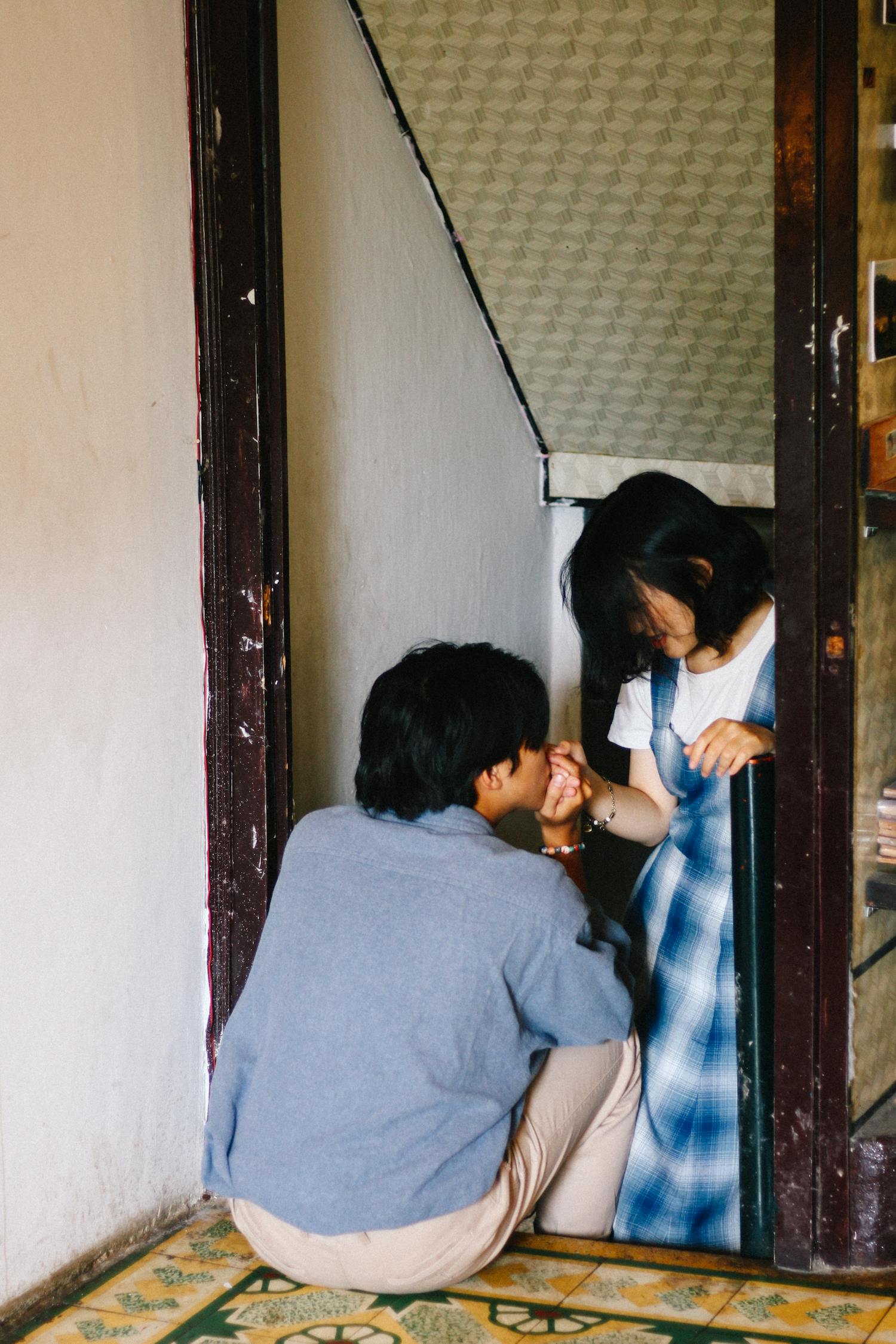 女子高校门口的无声捐赠，温暖人心的微小善举